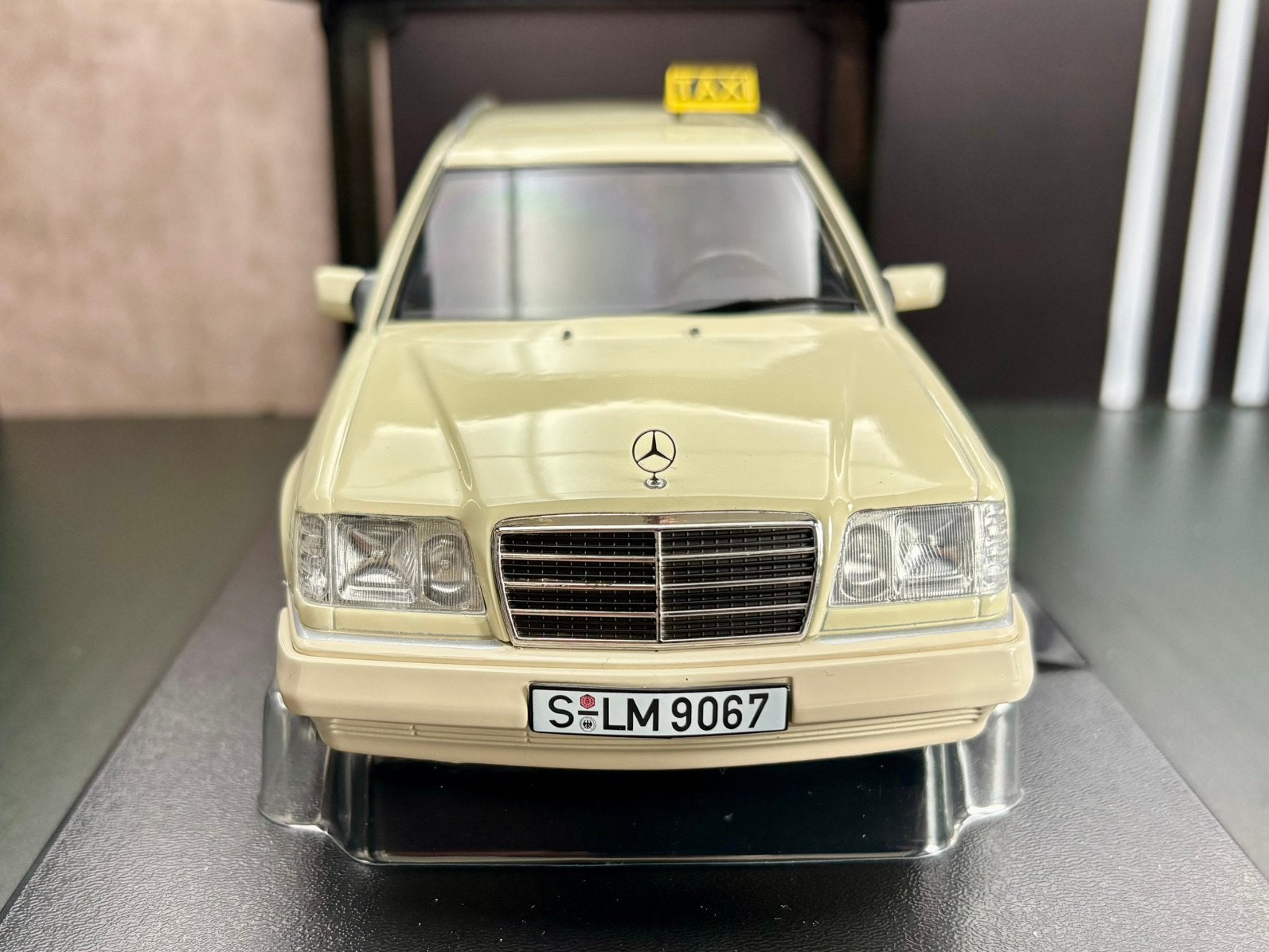 1:18 Mercedes E-class T-model German taxi 1995, Ophalen of Verzenden, Zo goed als nieuw