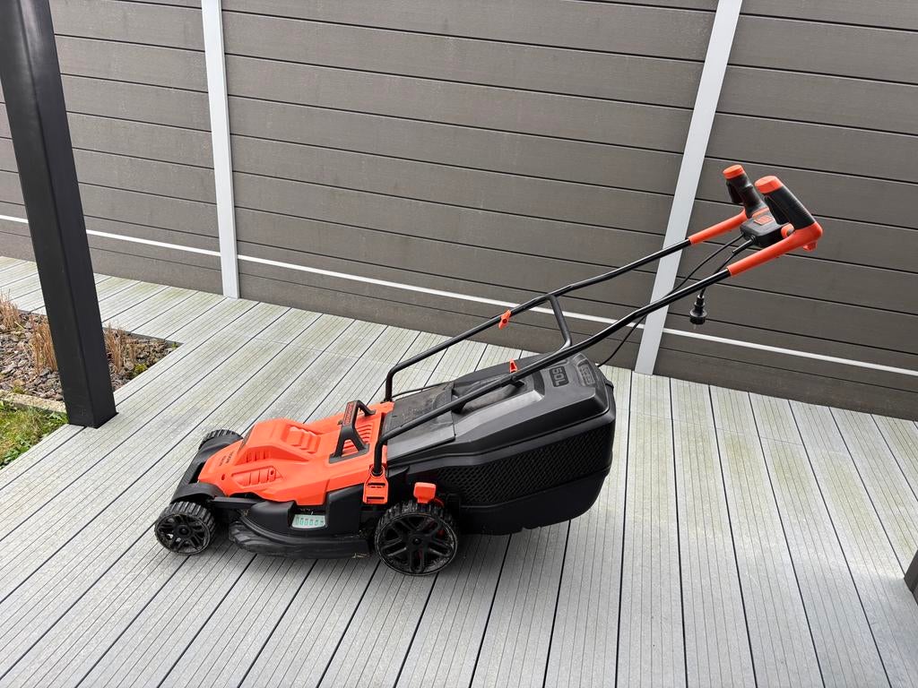 Black en decker elektrische grasmaaier 1800W, Comme neuf, 40 à 49 cm, Enlèvement, Bac de ramassage