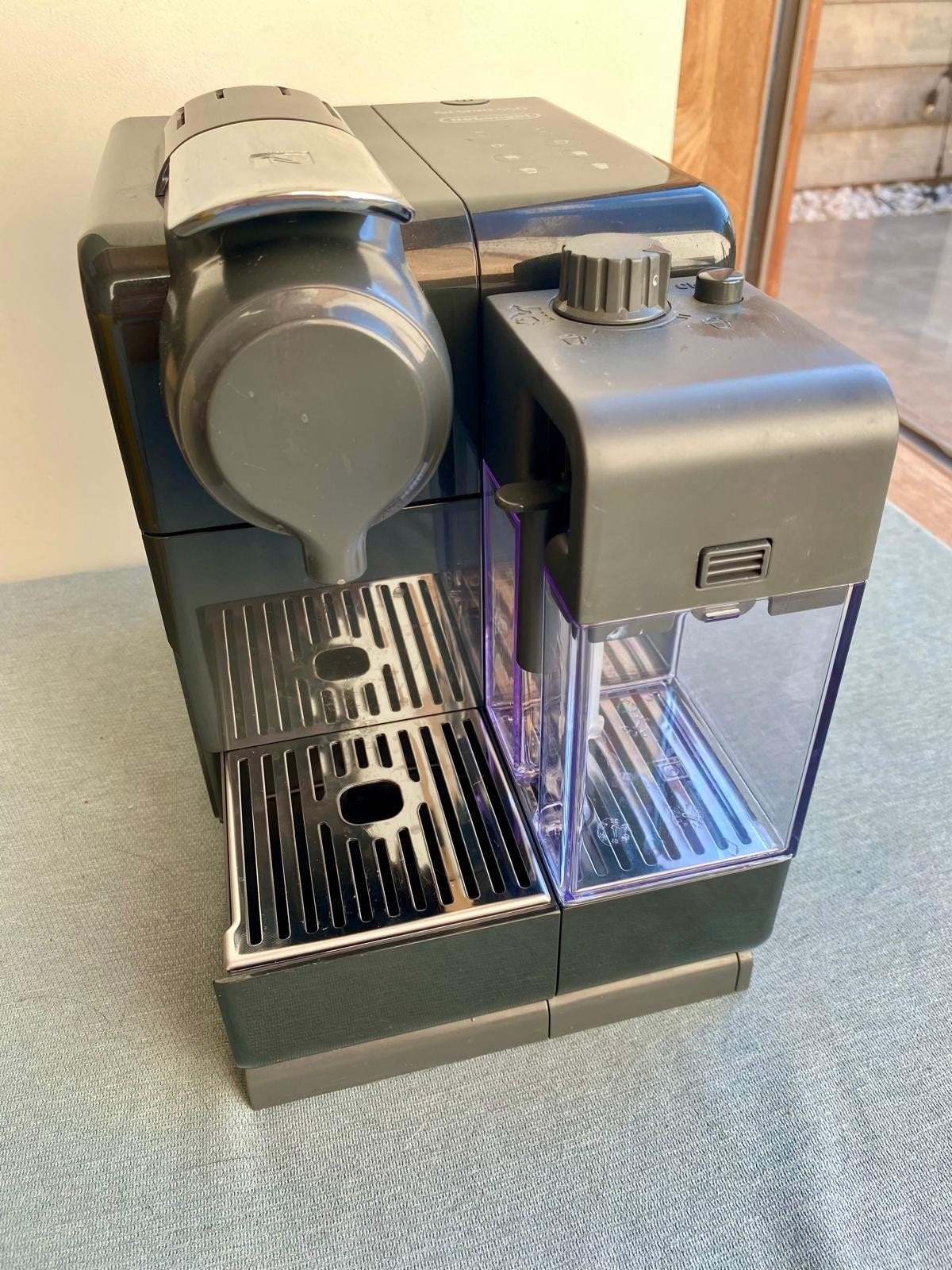 Delonghi Nespresso Lattissima Touch, Elektronische apparatuur, Koffiezetapparaten, Ophalen, Afneembaar waterreservoir, Gebruikt