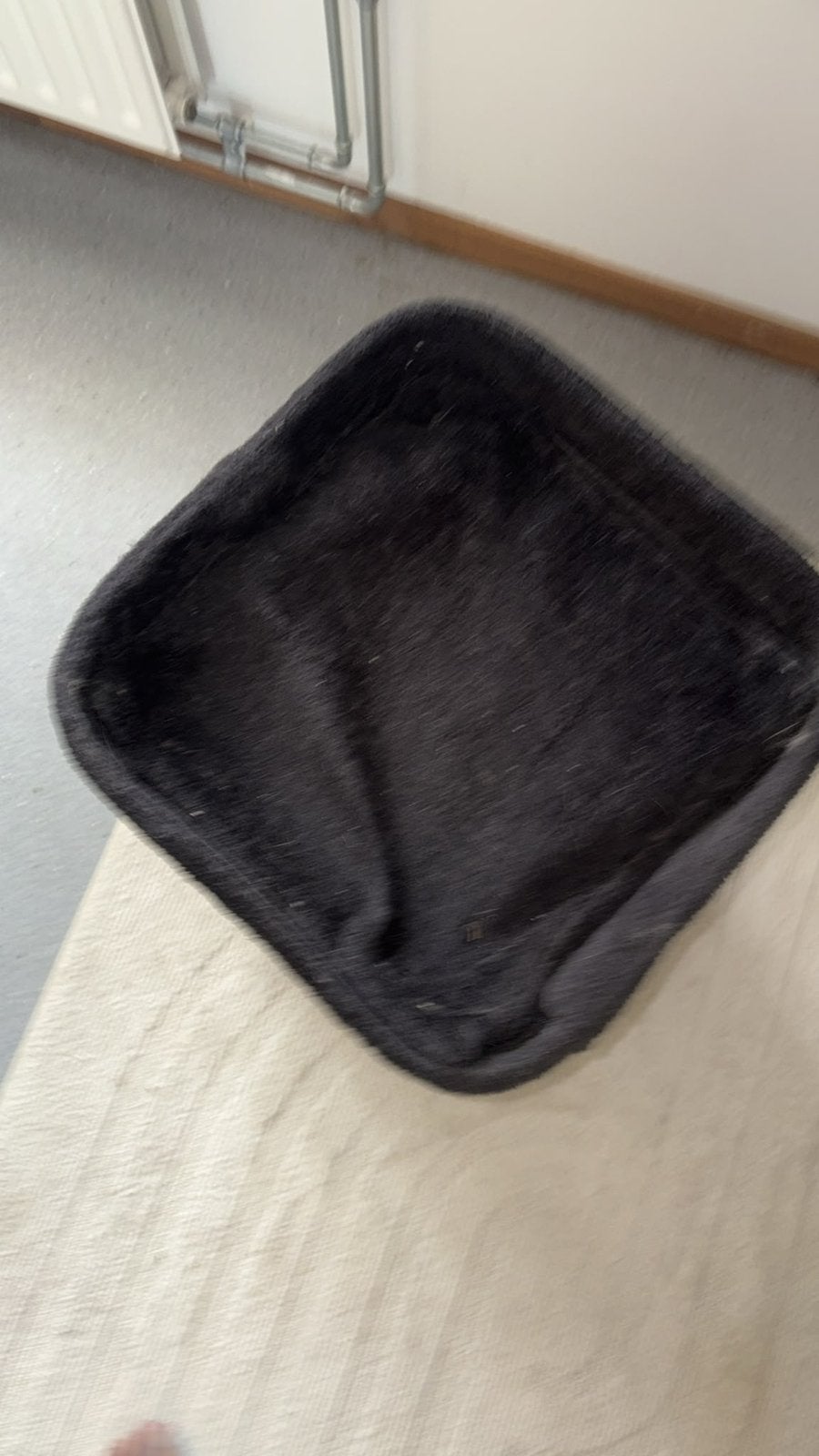 Stevige kattenkrabton met ligplaats – zwart, Dieren en Toebehoren, Ophalen, Zo goed als nieuw