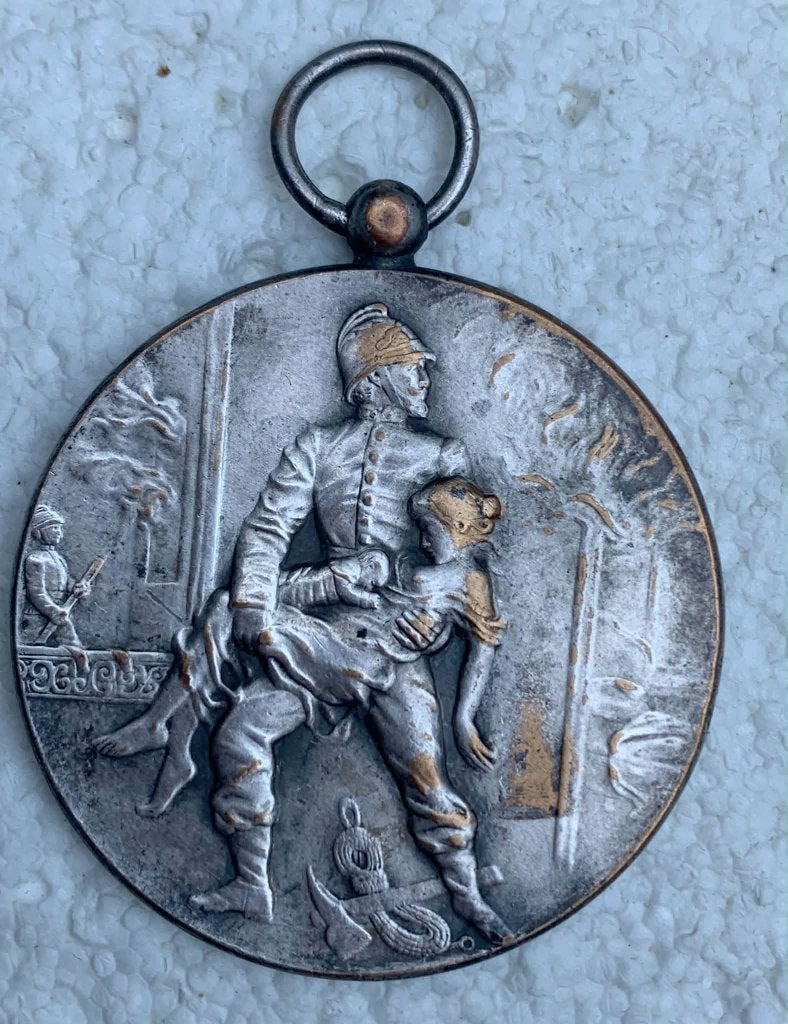 Medaille, Penning, Brandweerman redt vrouw, van rond 1900, Collections, Enlèvement ou Envoi, Autres, Ruban, Médaille ou Ailes