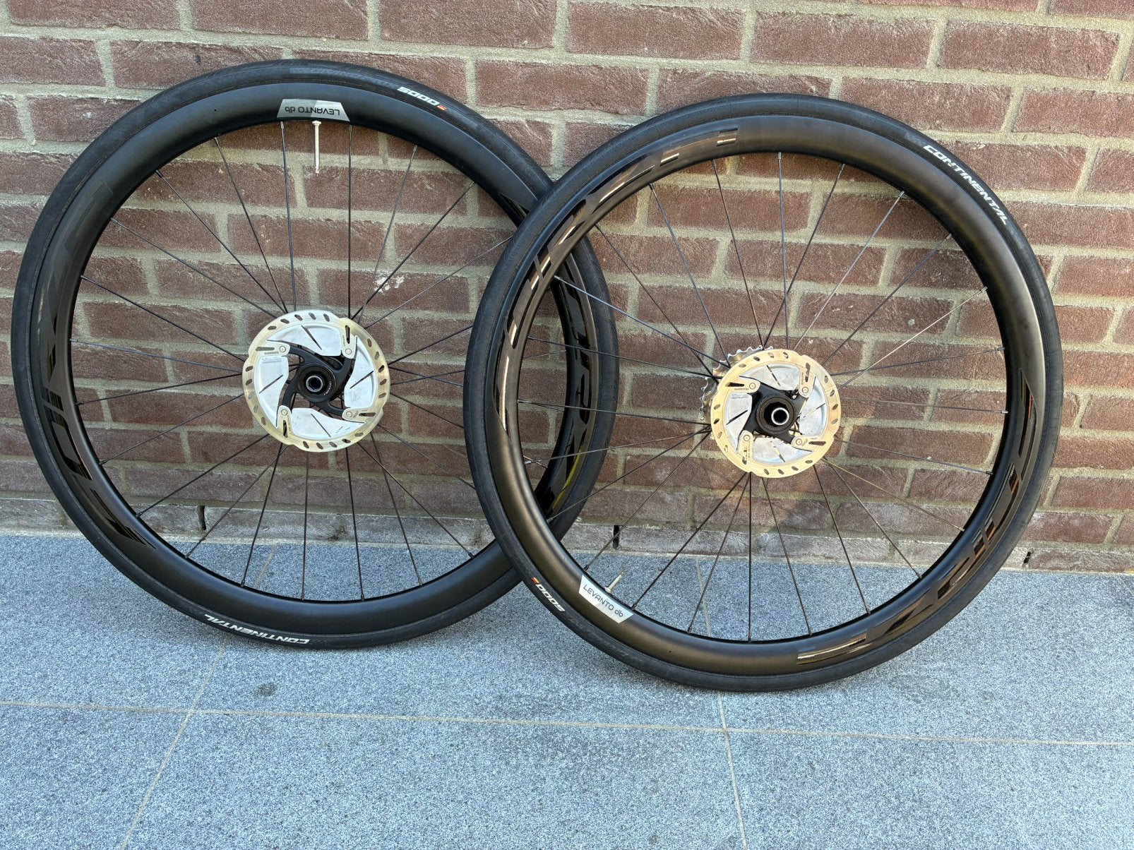 Paire de roues Forza Levanto DB Carbon 40 mm — Shimano 11/12, Comme neuf, Enlèvement, Roue, Racefiets