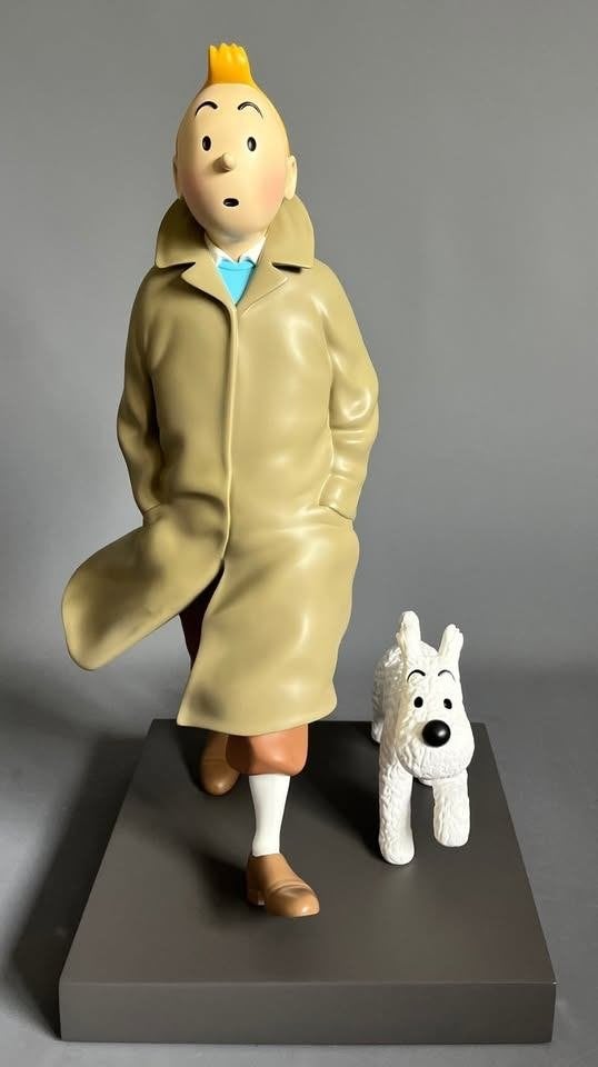 Hergé – Figurine Tintin en trench coat et Milou – 60 cm, Enlèvement, Tintin, Neuf, Statue ou Figurine