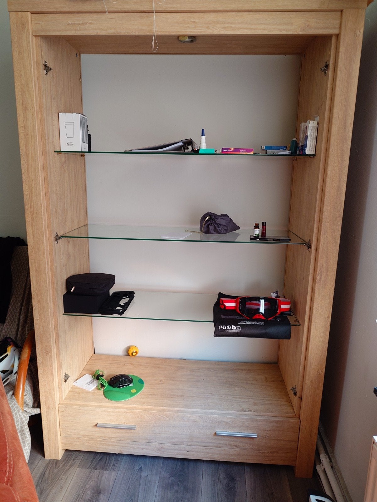 Beige vitrine kast met spot en glazen deuren, Ophalen, Modern & retro, Zo goed als nieuw, 150 tot 200 cm