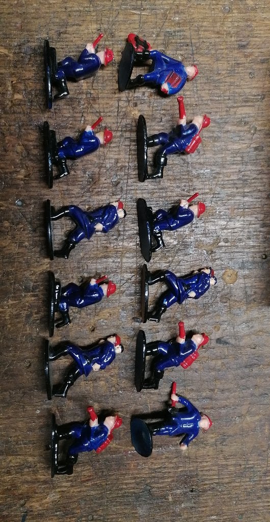 Antieke figuren van brandweermannen, Verzenden, Zo goed als nieuw