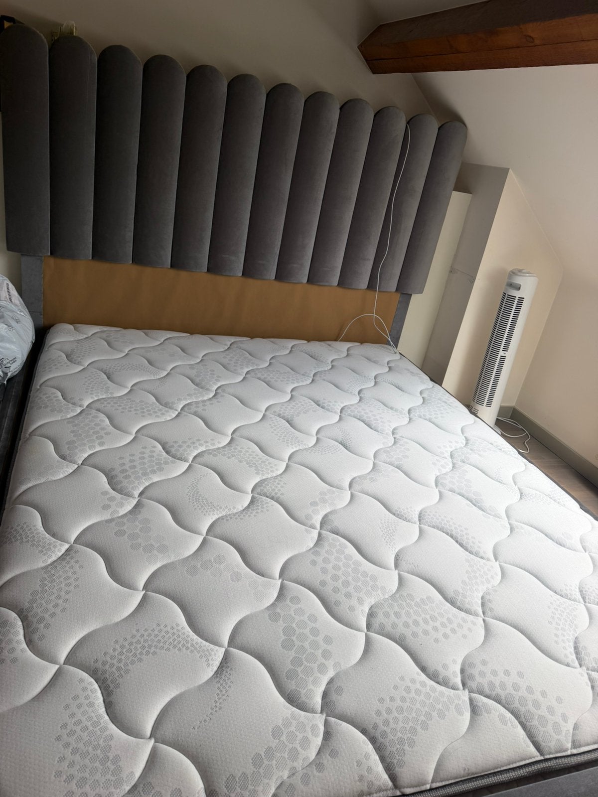 Matelas + cadre de lit sans sommier, Enlèvement, Comme neuf
