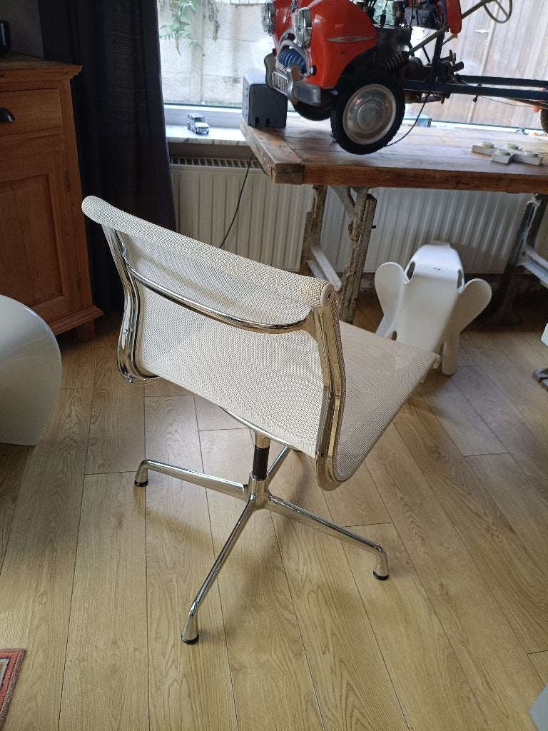 Vitra EA 106 stoelen Eames design, Antiek en Kunst, Ophalen