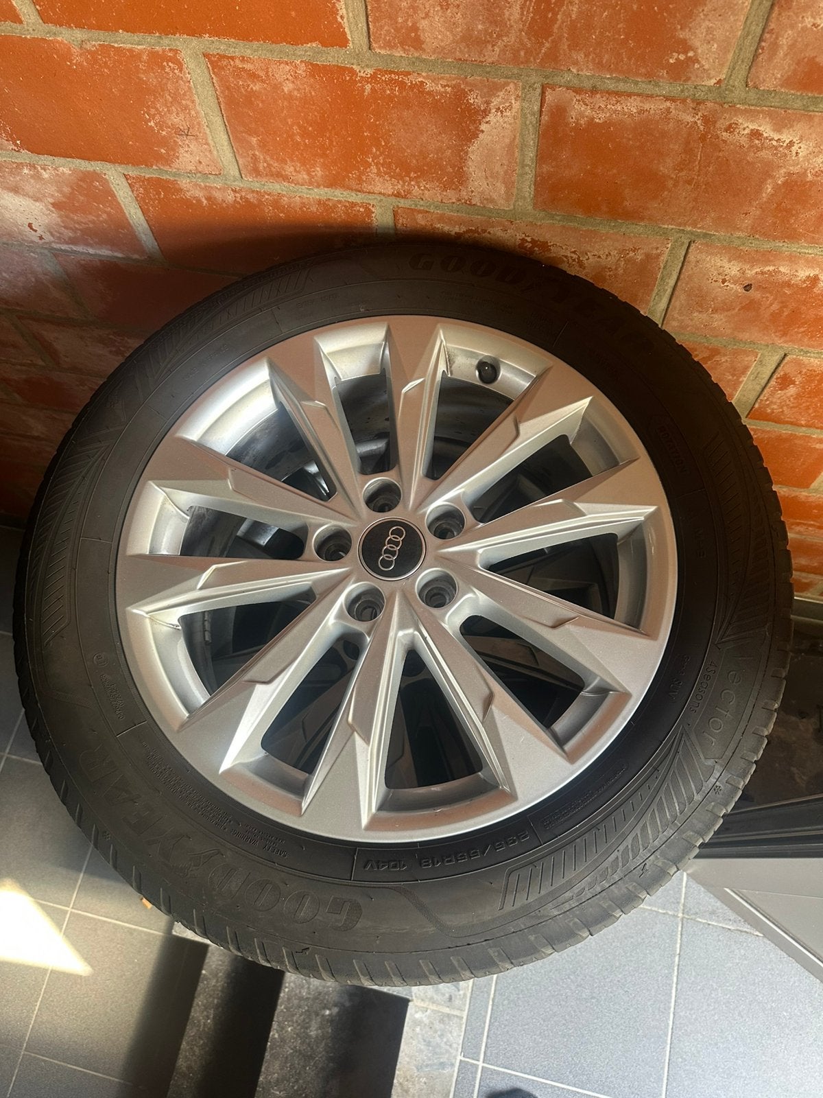4 wielen audi q3, Ophalen, Band(en)