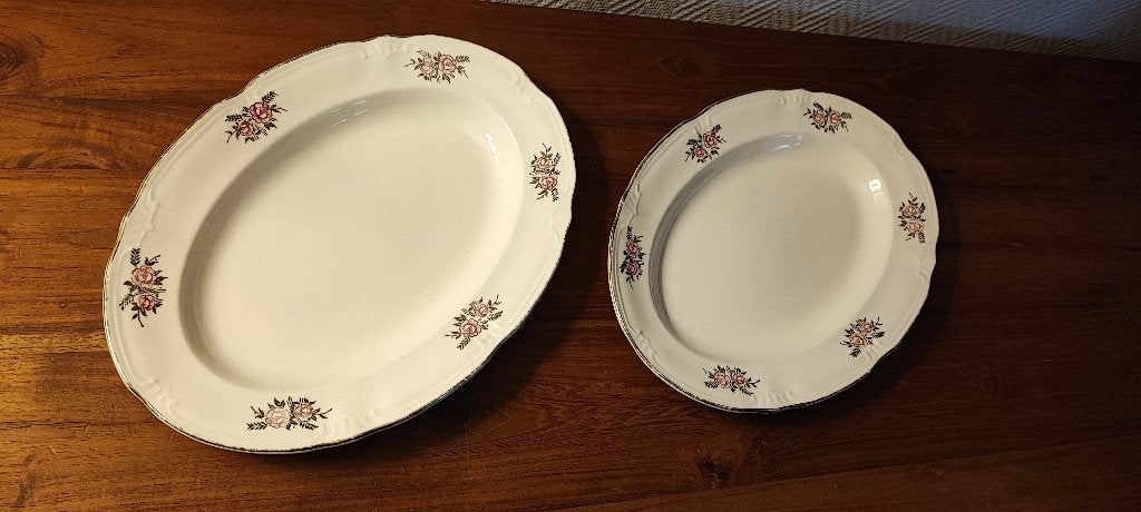 2 identieke serveerschotels Boch Capri in prima staat, Antiek en Kunst, Ophalen of Verzenden