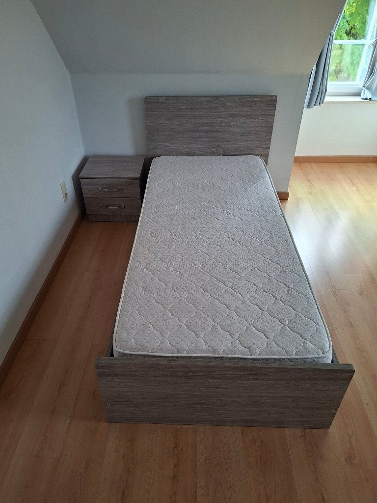 Eénpersoonsbed  + nachtkastje, Huis en Inrichting, Ophalen, Gebruikt, 90 cm, Bruin