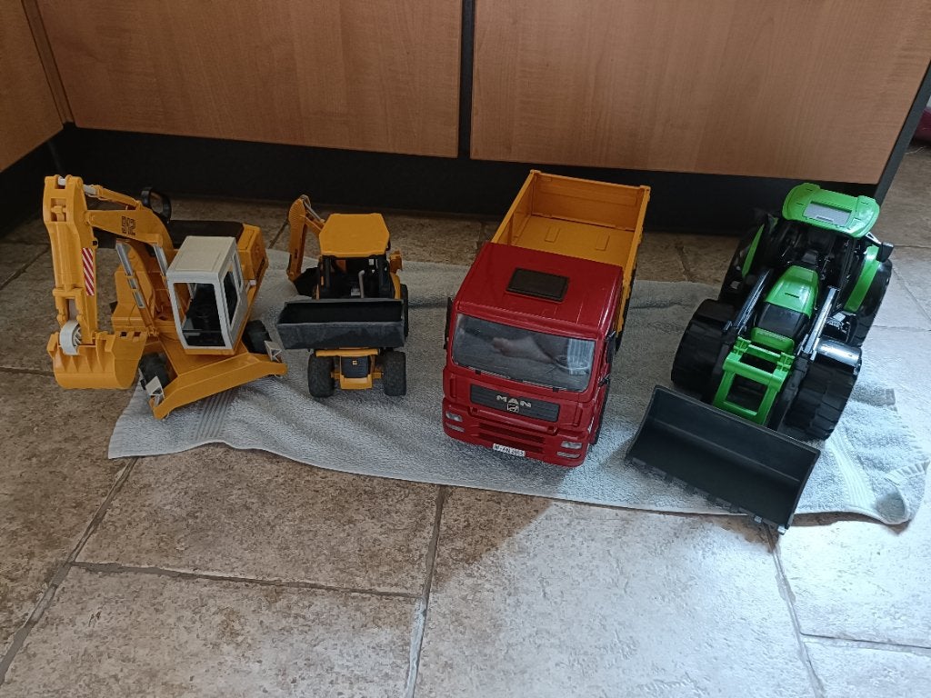 4 grote graafmachines (o.a. Bruder), Ophalen, Gebruikt