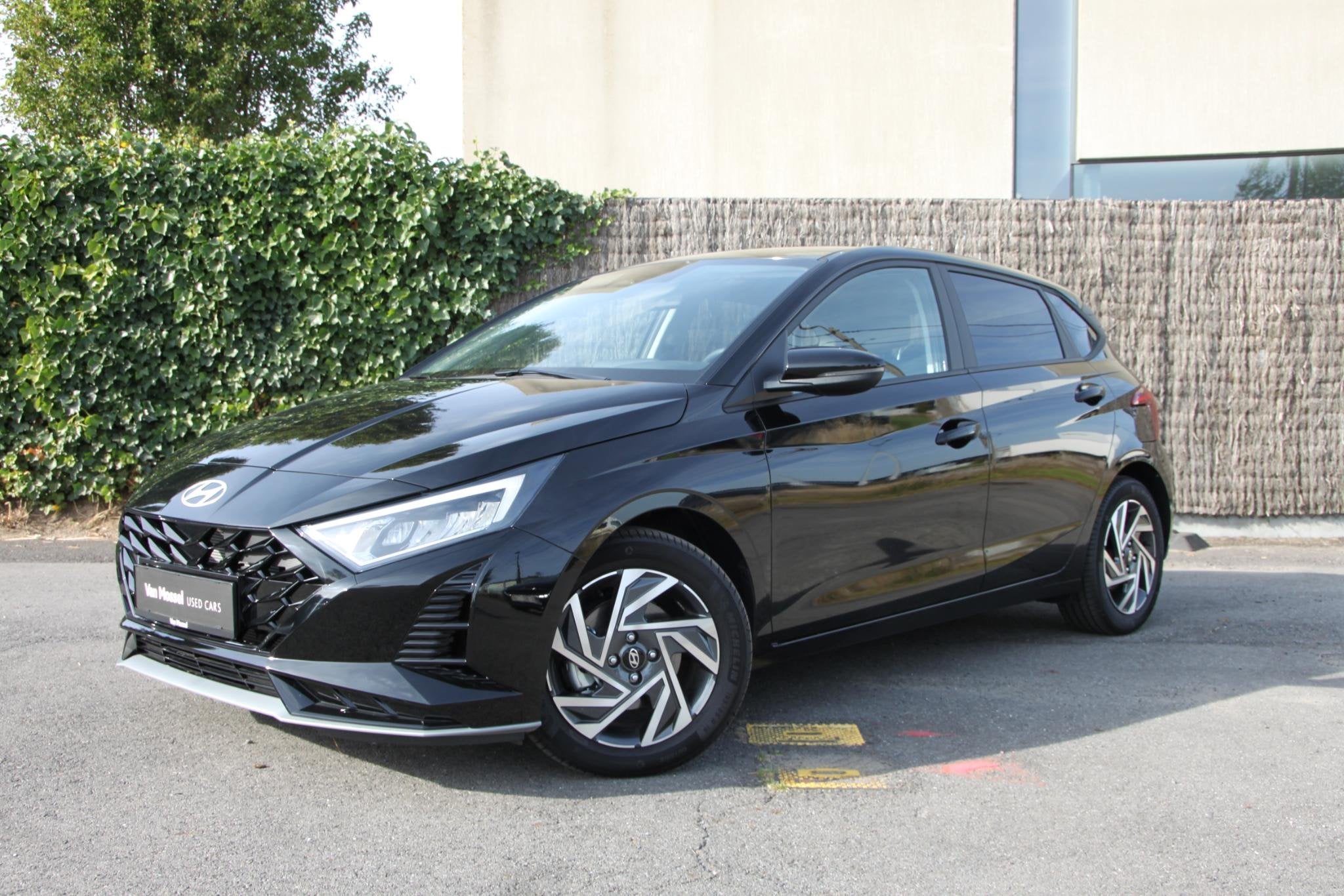 Hyundai i20 1.0 T-GDi 48V 7-DCT 74kW Techno | DIRECTIE WAGEN, Dealer onderhouden, Gebruikt, Zwart, Overige kleuren