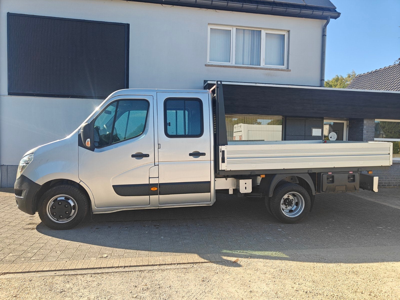 Nissan NV400 open laadbak 7 zitplaatsen, Auto's, Bestelwagens en Lichte vracht, 2608 kg, 4 cilinders, Bedrijf, Zilver of Grijs