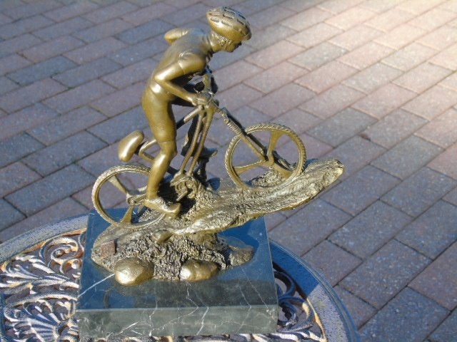 statue d un un vététiste en bronze signé, NICK, Enlèvement ou Envoi, Bronze