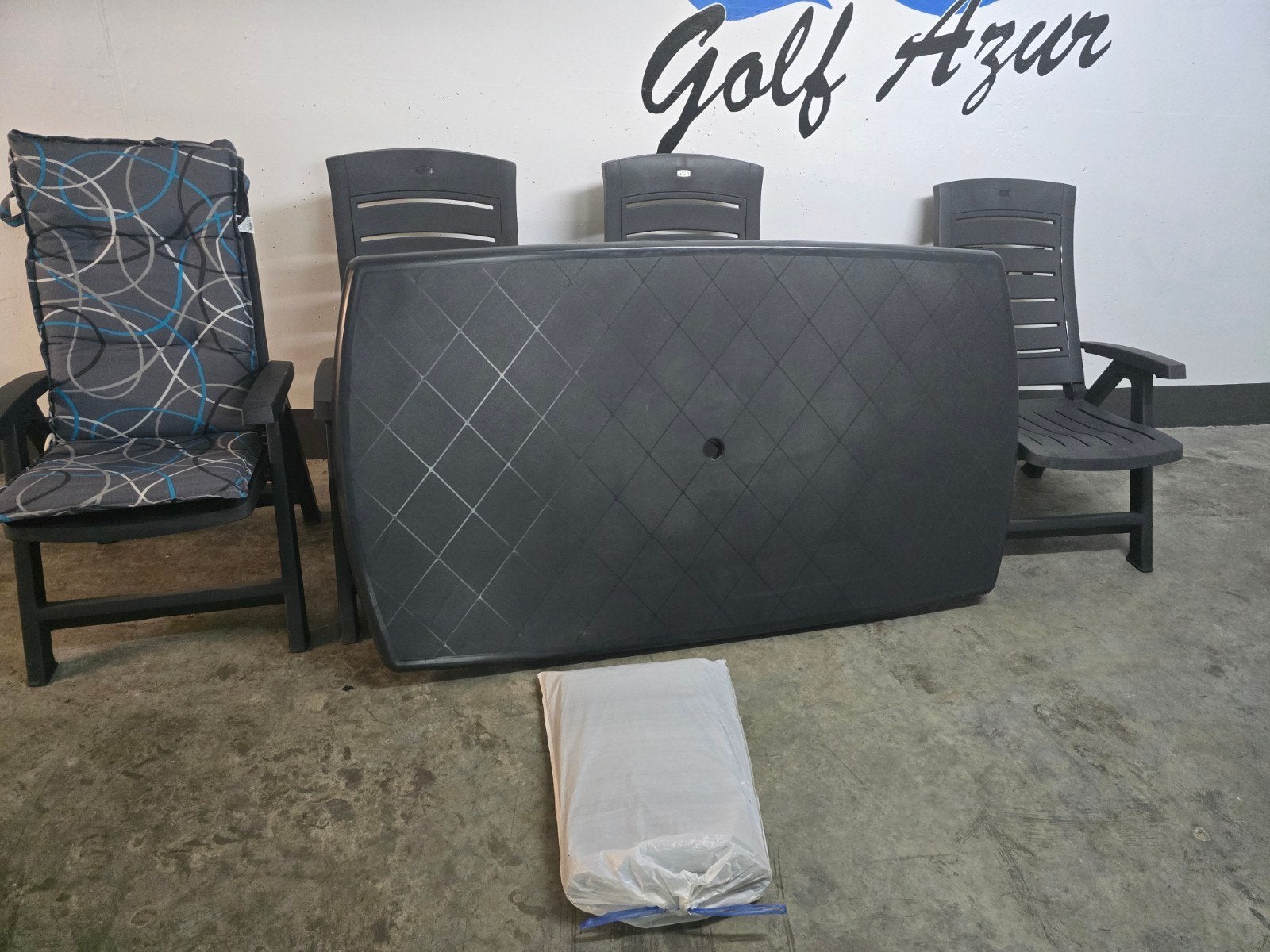 table +chaises+coussins bien lire l annonce, Enlèvement