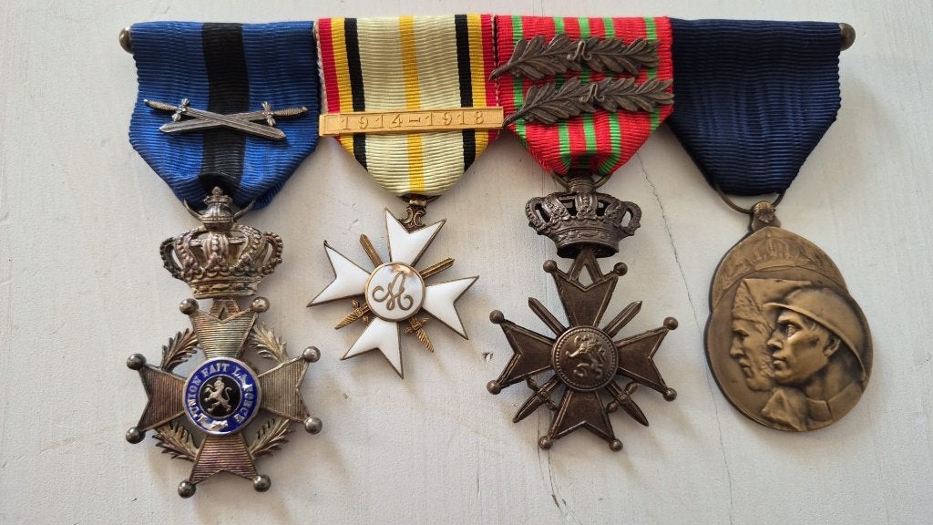 Barrette de 4 décorations militaires belges originales, Enlèvement