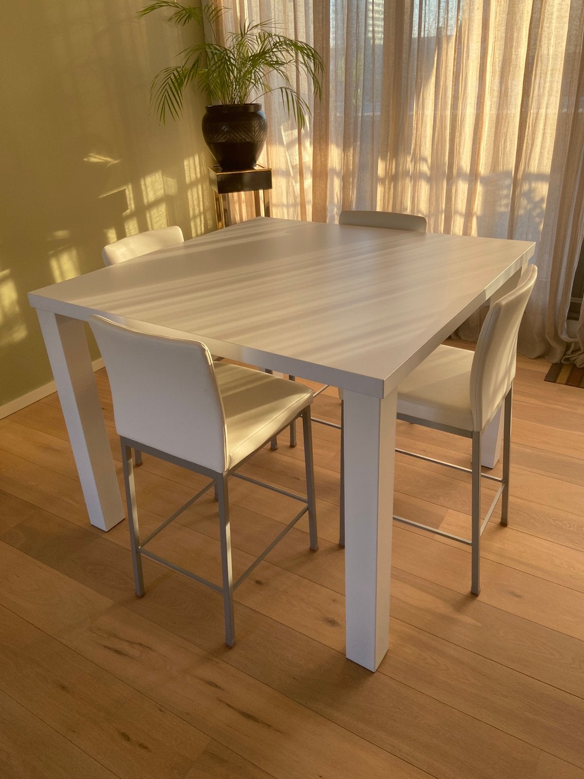 Moderne hoge witte tafel met 4 hoge stoelen, Huis en Inrichting, Tafels | Eettafels, Ophalen, Zo goed als nieuw