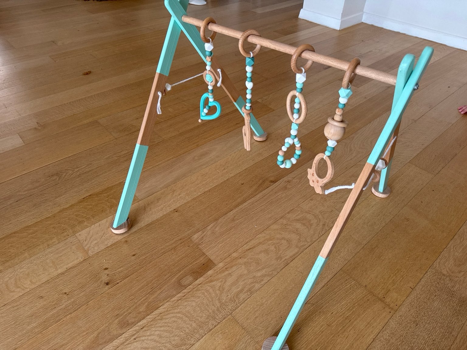 Houten babygym / speelboog met hangspeeltjes, Ophalen, Zo goed als nieuw