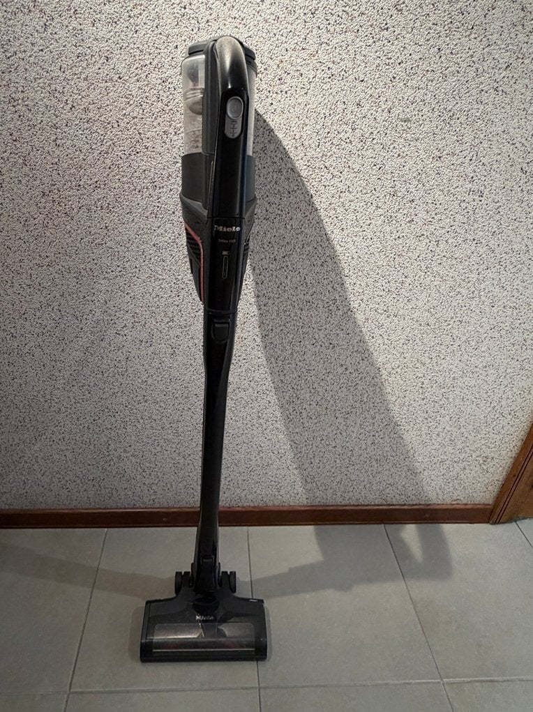 Aspirateur Miele, Electroménager, Puissance d'aspiration réglable, Réservoir, Aspirateur balai, Comme neuf