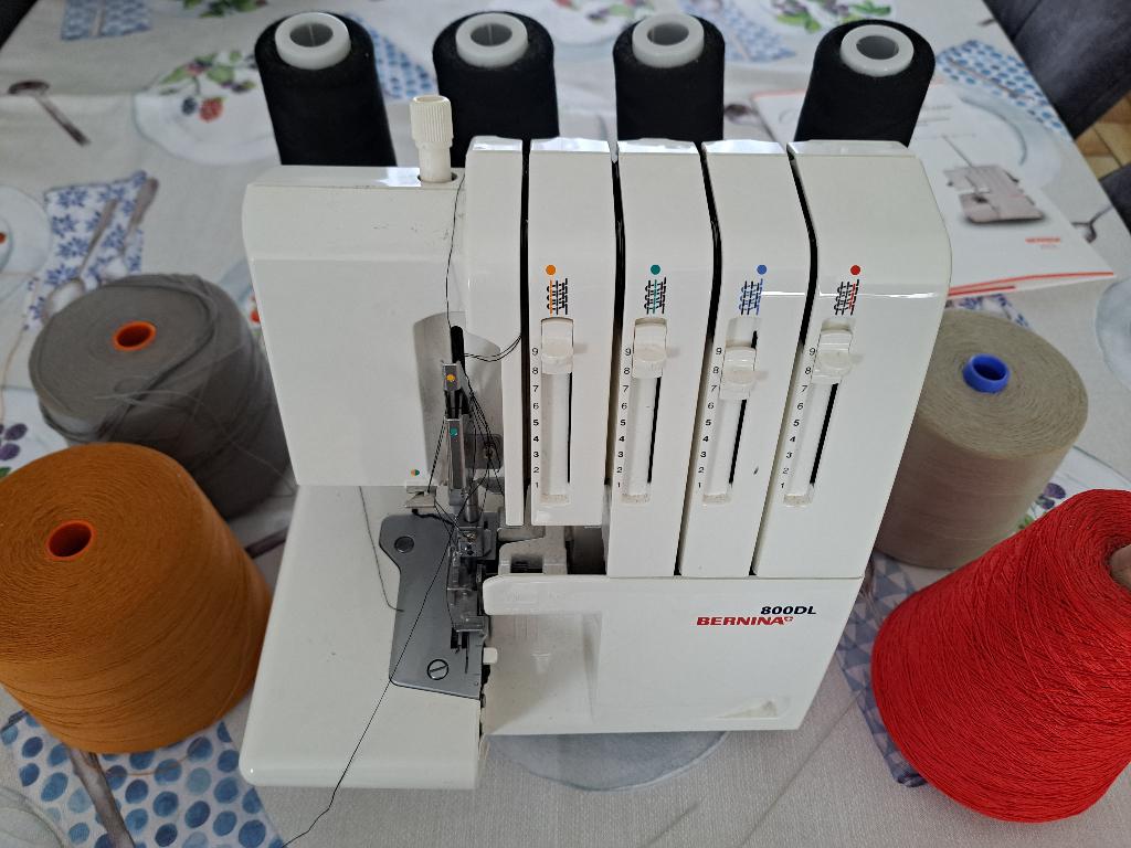 A vendre Surjeteuse Bernina 800DL, Enlèvement, Comme neuf, Surjeteuse, Bernina
