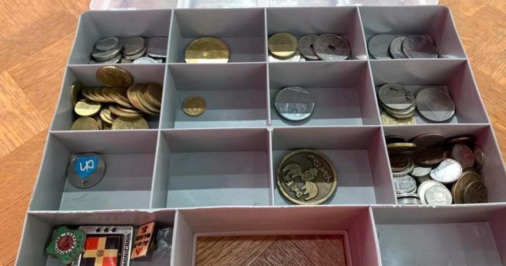 Opbergkoffer met diverse munten, coins, jetons…, Verzamelen, Verzenden, Zo goed als nieuw