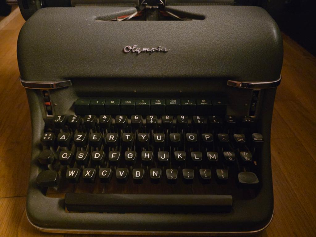 Oud vintage typemachine olympia werke ag, Diversen, Typemachines, Ophalen