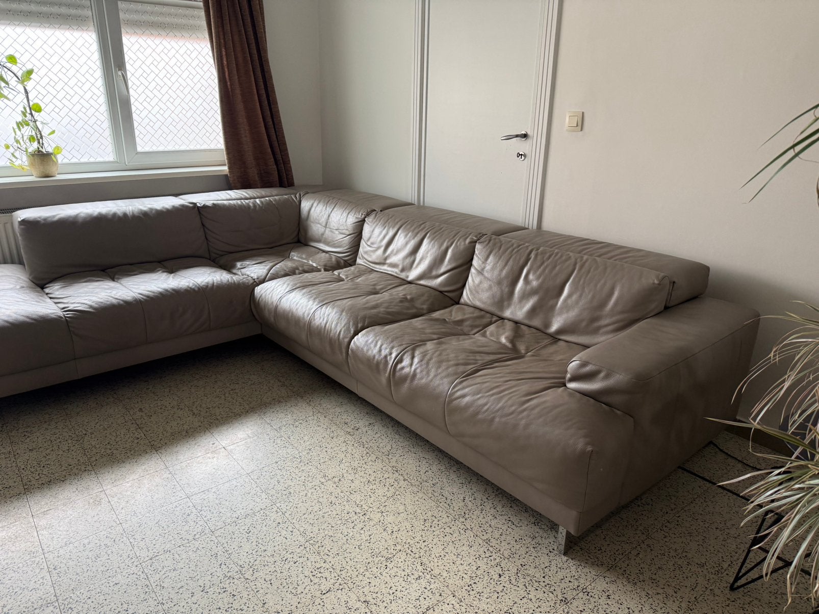 Hoeksalon leder taupe, Ophalen, Gebruikt