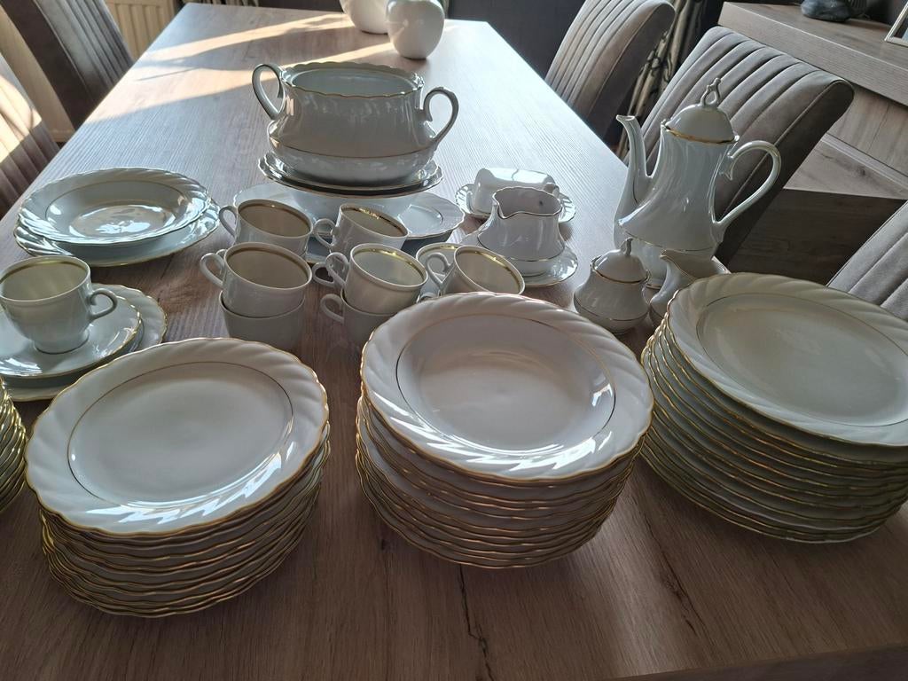 Servies van wit porselein met gouden rand, Ophalen