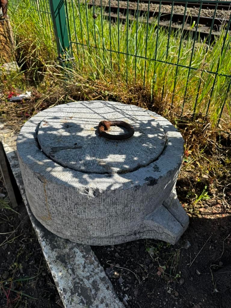Oude steenpers — authentiek stuk — zwaar en decoratief, Tuin en Terras, Ophalen, Gebruikt, Hardsteen