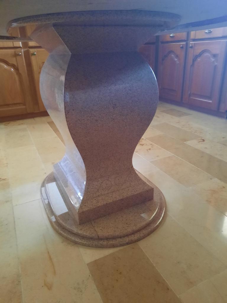 Table en granit, Enlèvement