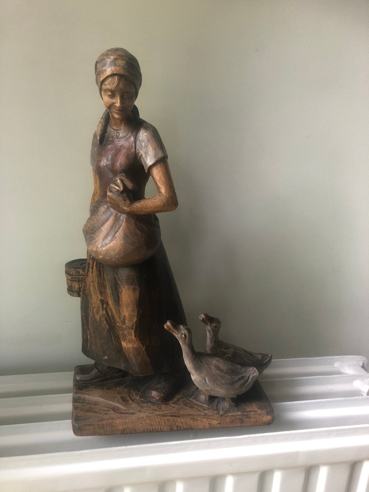 Statue sculptée à la main— fille avec des oies — bois massif, Antiquités & Art, Art | Sculptures & Bois, Statue, Bois, Classique