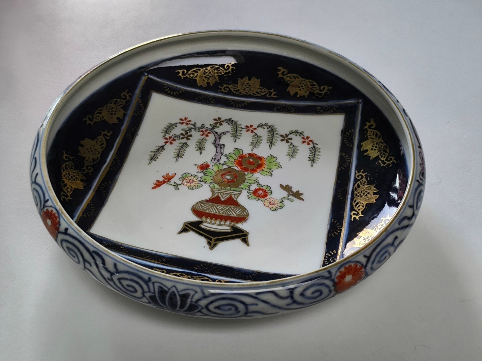 Japans Imari porselein, schotel met opstaande boord, Antiek en Kunst, Ophalen of Verzenden