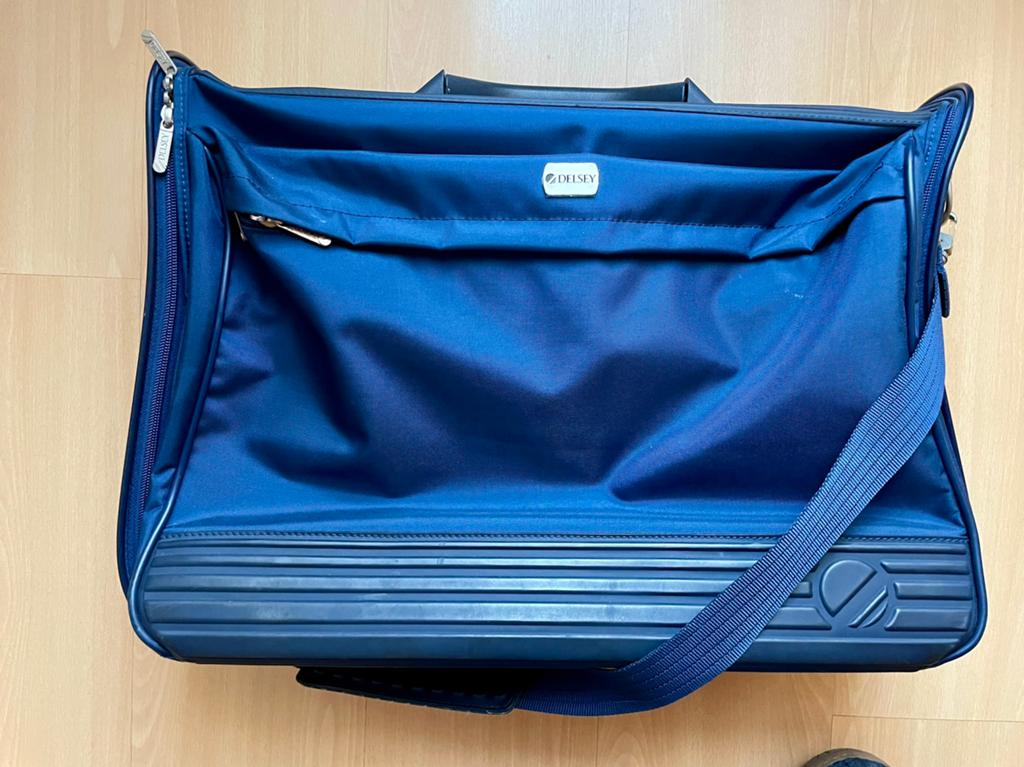 Handige reiskoffer Delsey kostuums of jurken, Handtassen en Accessoires, Koffers, Ophalen