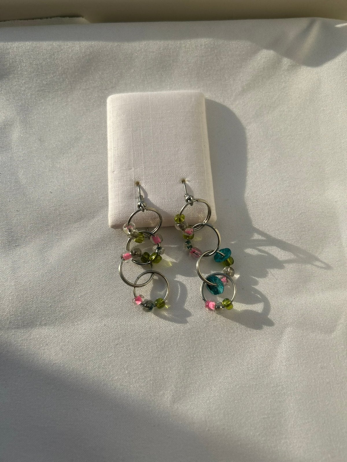 Lange oorbel met parels, Bijoux, Sacs & Beauté, Boucles d'oreilles, Gris, Comme neuf, Enlèvement, Pendantes