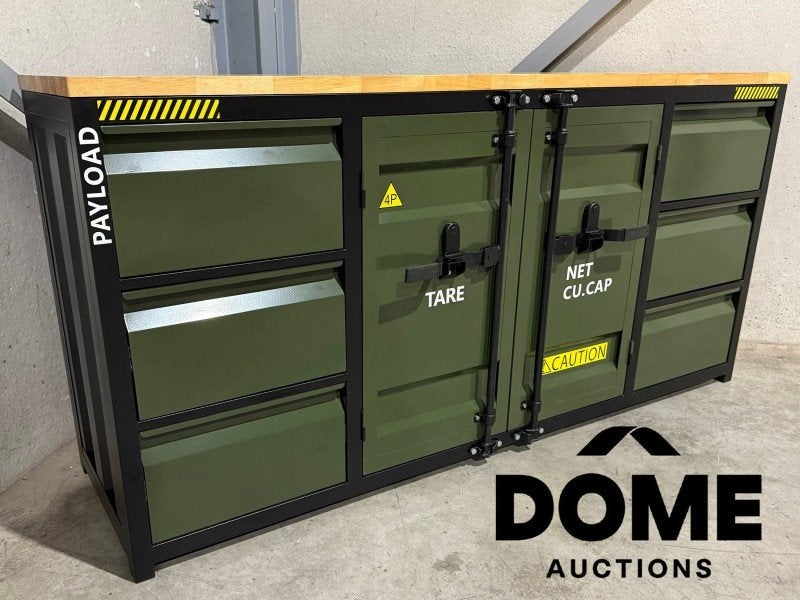 metalen werkbank met houten blad
