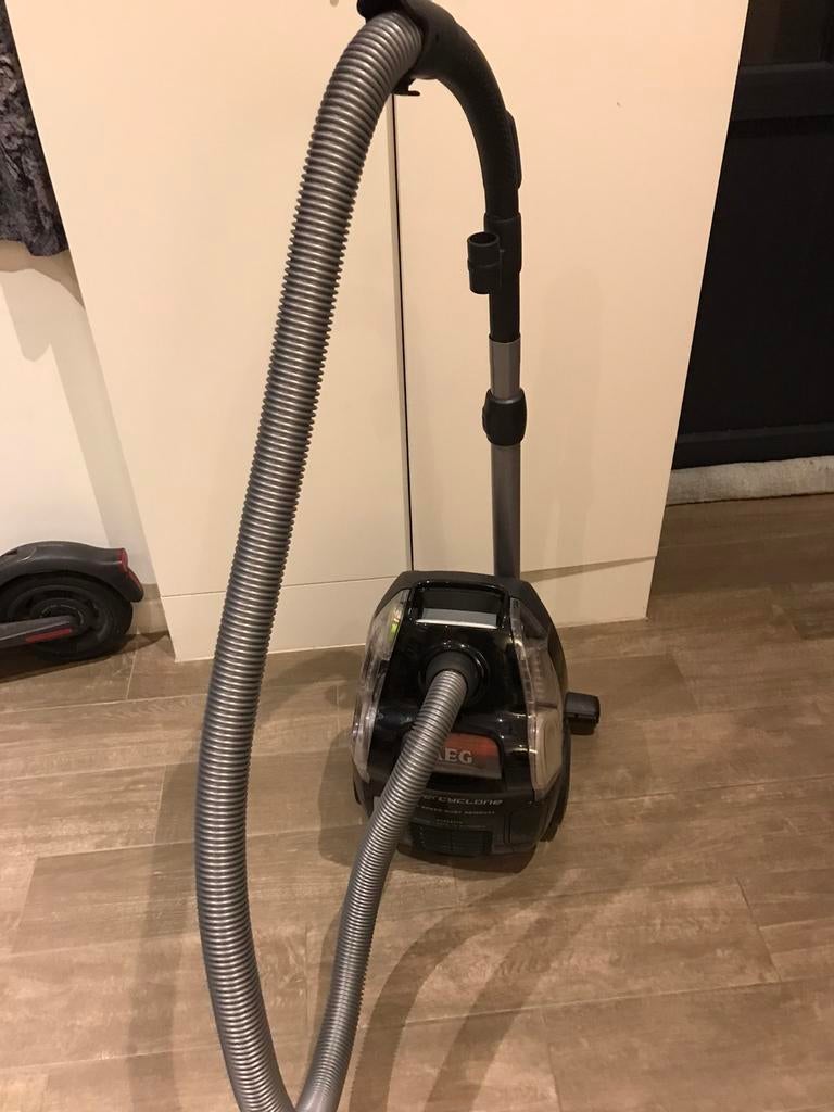 STOFZUİGER AEG ZONDER ZAK , NİEUWSTAAT !!, Elektronische apparatuur, Stofzuigers, Zo goed als nieuw, Overige typen, AEG, 2000 watt of meer