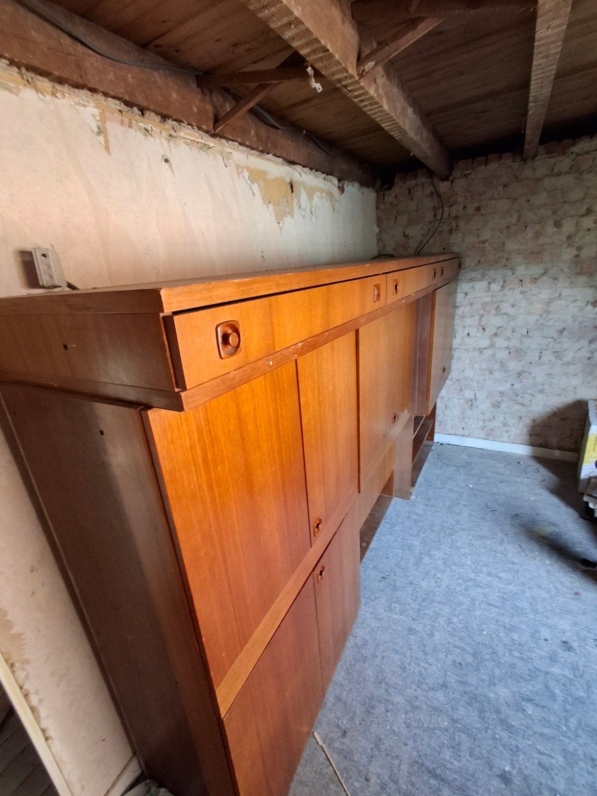 une grande armoire peut être récupérée gratuitement, Enlèvement