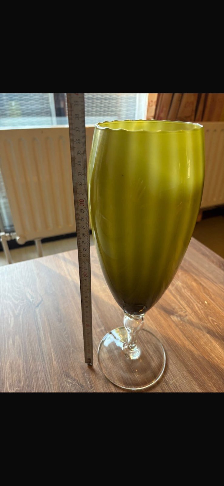 Mooie oude vaas op voet in glas. Olijfkleurig, Ophalen, Zo goed als nieuw, Op voet, Glas