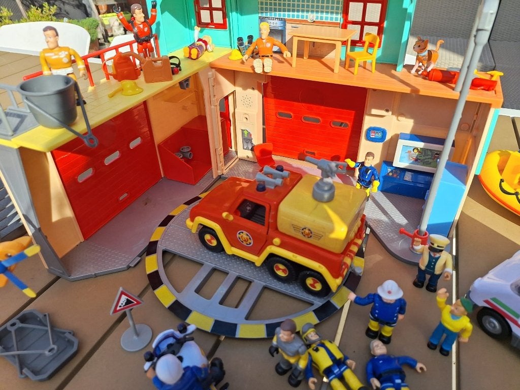 Brandweerman sam kazerne met veel gadgets, Kinderen en Baby's, Speelgoed | Overig, Ophalen, Zo goed als nieuw