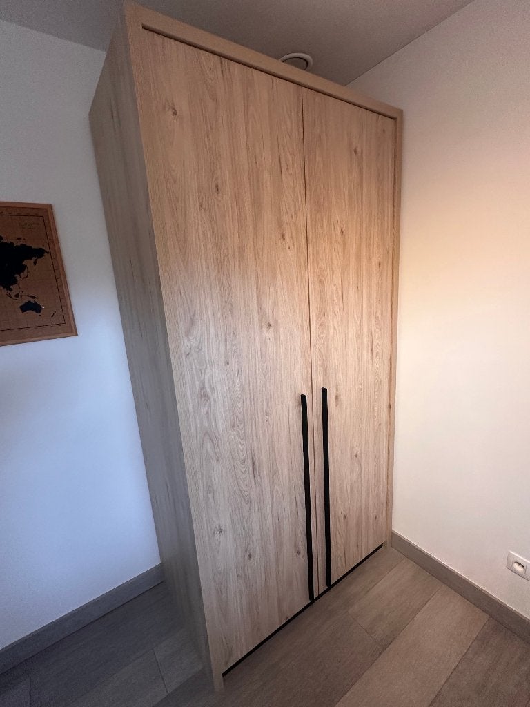 Meubles de chambre à coucher en chêne clair — comme neufs, Enlèvement, Comme neuf, Une personne, Lichte eik met moderne zwarte handgrepen
