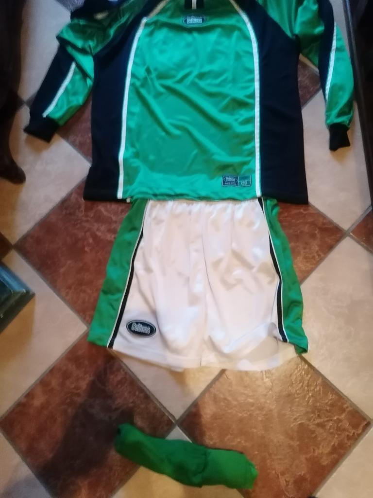 15 voetbaltenues compleet, Sport en Fitness, Voetbal, Ophalen, Zo goed als nieuw, Overige typen