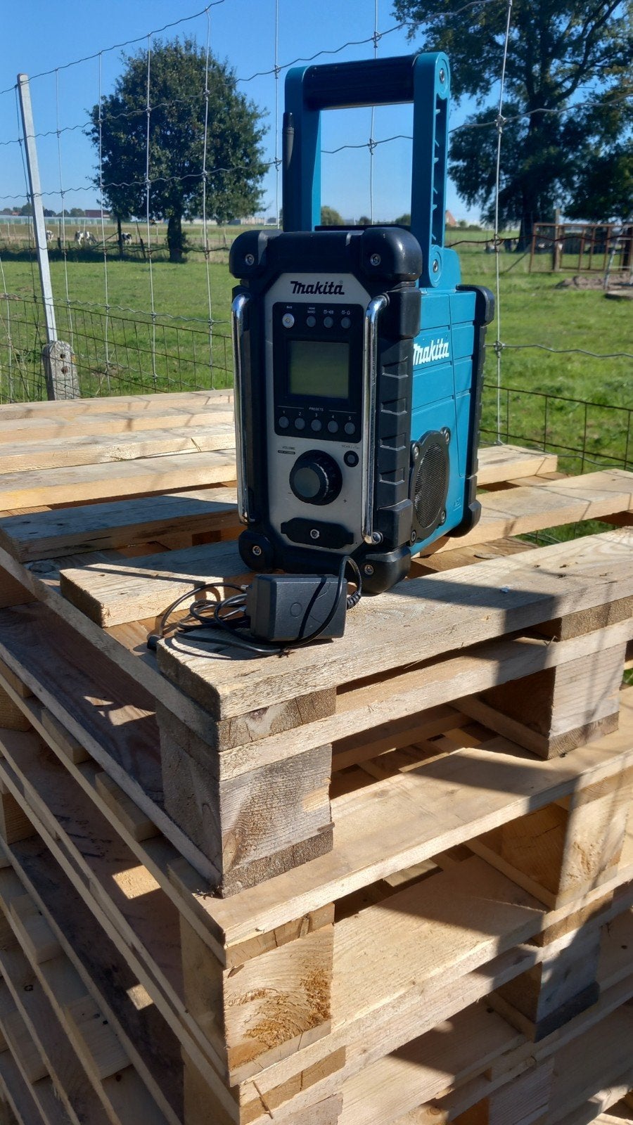 makita bouwradio BMR102, Doe-het-zelf en Bouw, Ophalen, Zo goed als nieuw