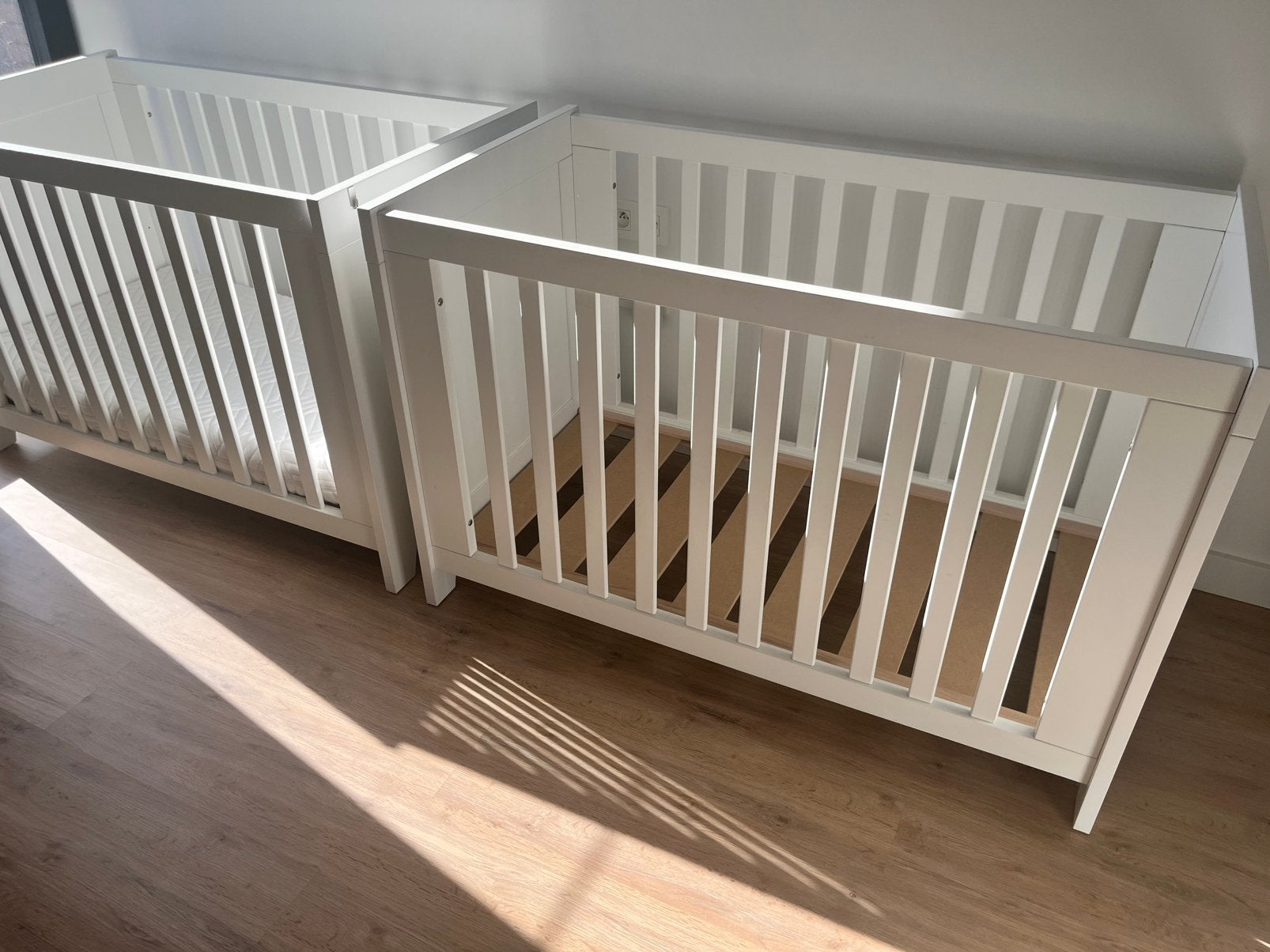 2x ledikant met Pretura matras, Ophalen, Zo goed als nieuw
