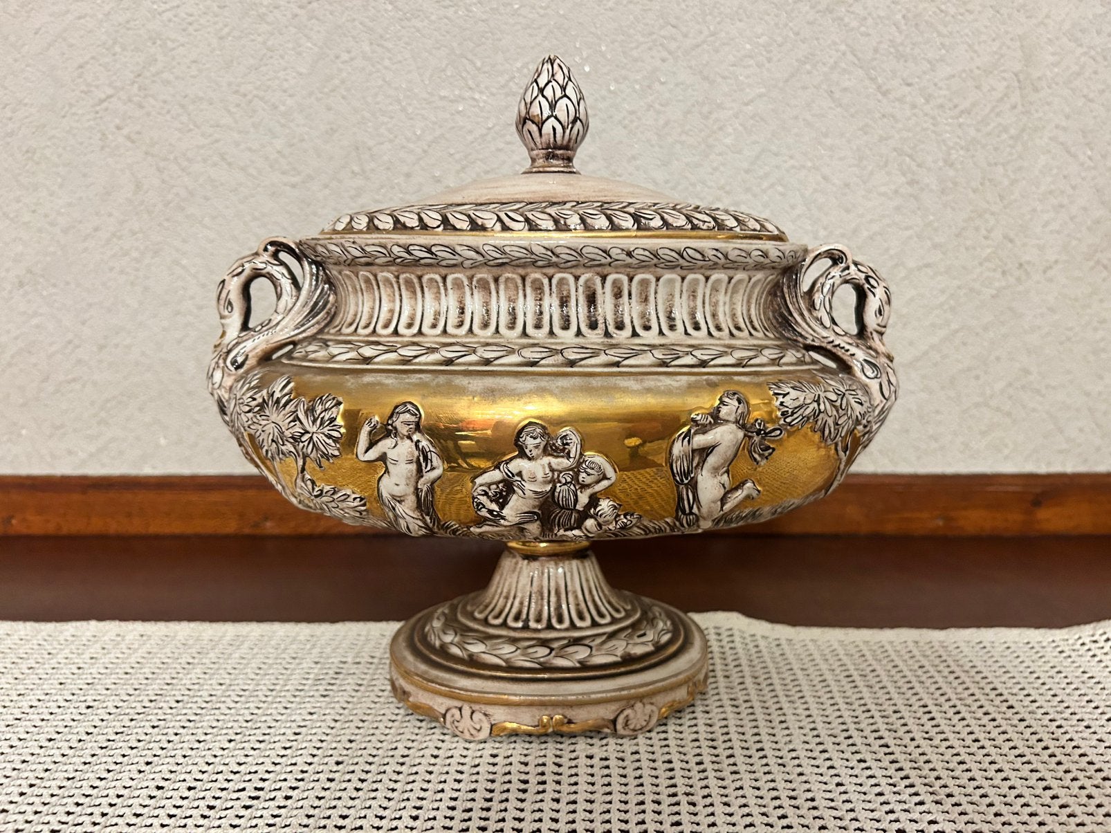 Capodimonte — Plat en porcelaine détaillé avec couvercle, Antiquités & Art, Enlèvement ou Envoi