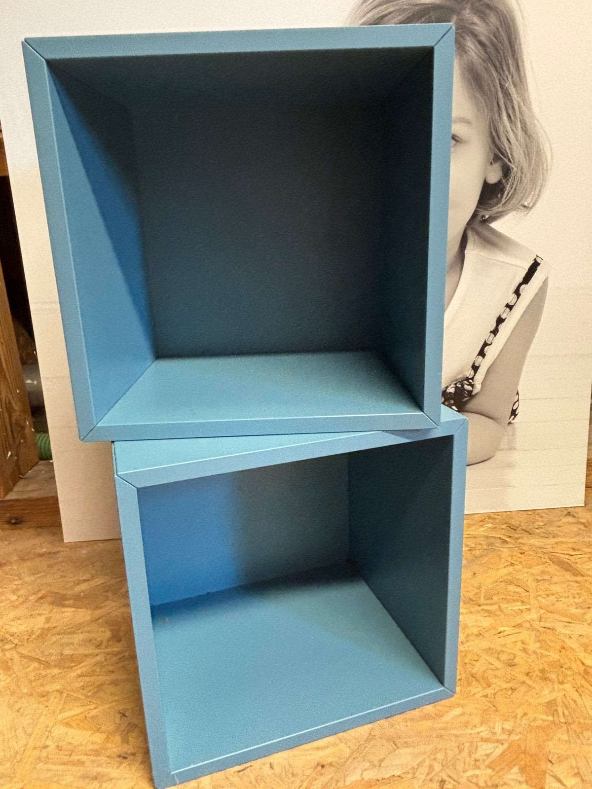 Twee houten ophang blokjes blauw, Ophalen, Zo goed als nieuw