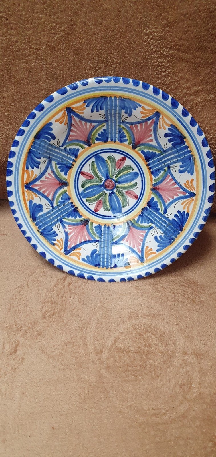 Assiette murale vintage en majolique espagnole — peinte à la, Antiquités & Art, Enlèvement ou Envoi
