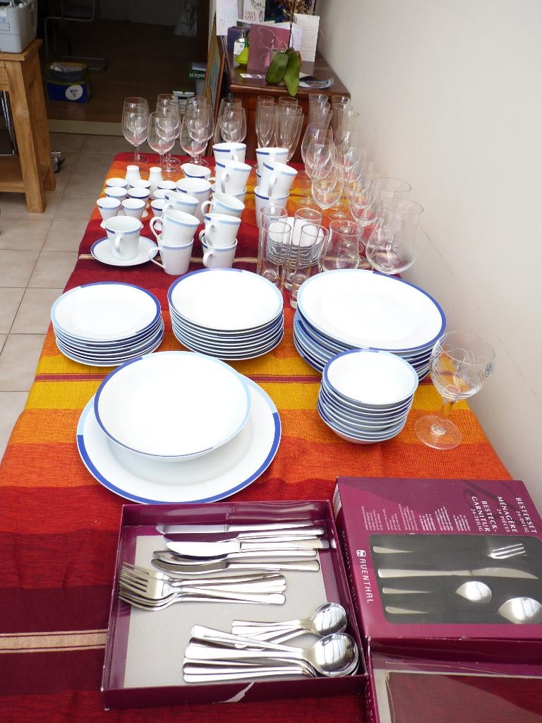 SET VAISSELLES, COUVERTS, VERRES - DOIT PARTIR !, Maison & Meubles, Cuisine | Vaisselle, Utilisé, Service complet, Autres styles