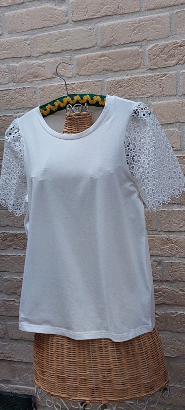 Bloesje met kanten mouw s/m 47cm van oksel tot oksel, Kleding | Dames, Maat 38/40 (M), Emma ella, Wit, Ophalen of Verzenden