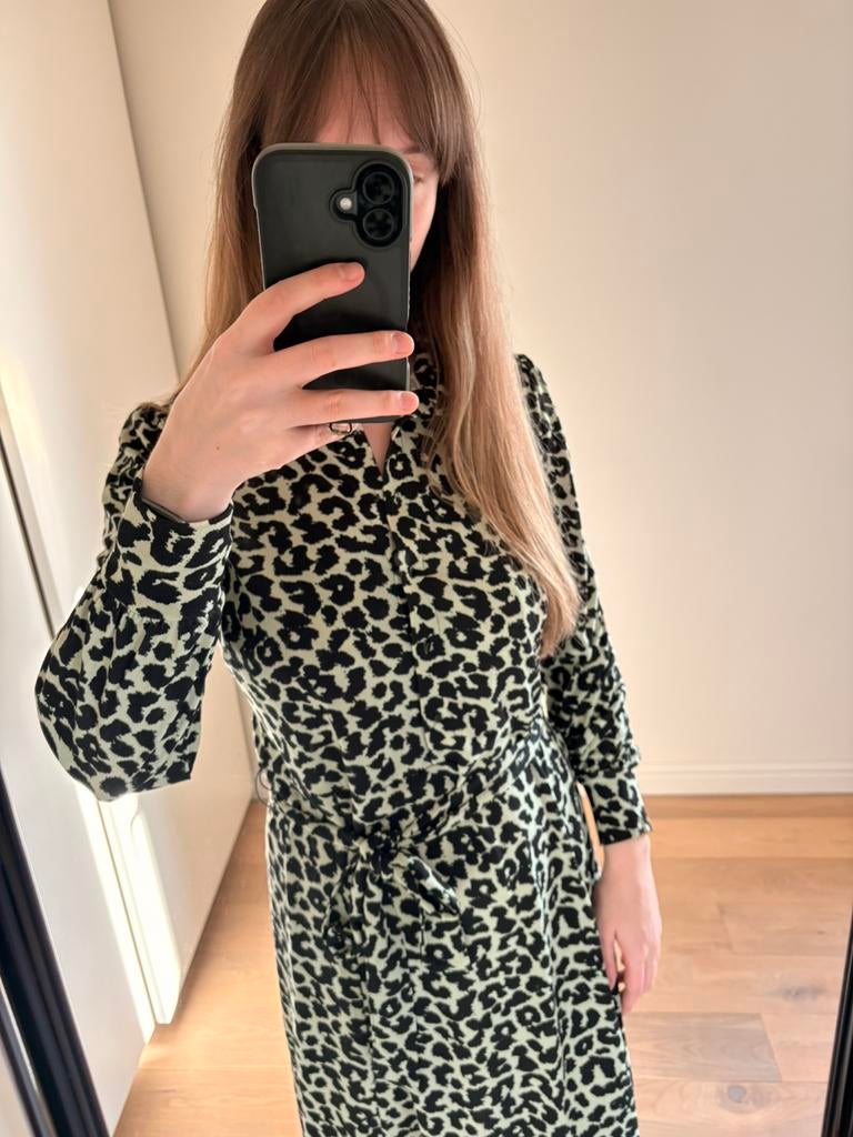 Lang kleed met panterprikt, Kleding | Dames, Jurken, Ophalen of Verzenden, Zo goed als nieuw, Maat 36 (S), Onder de knie