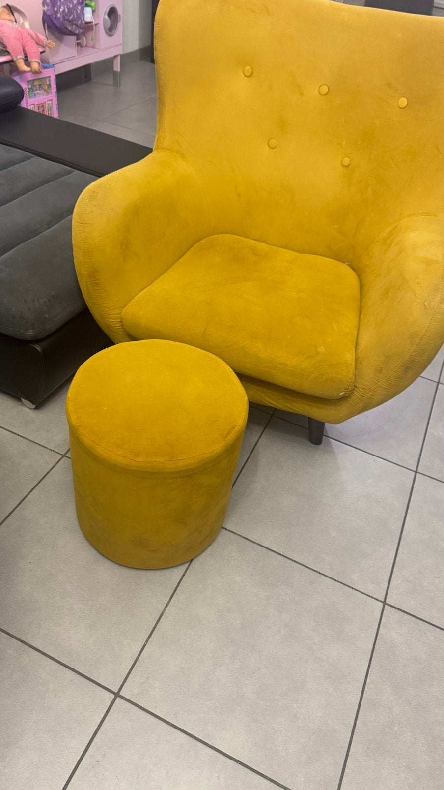 Fauteuil jaune et Ottoman, Ophalen, Zo goed als nieuw